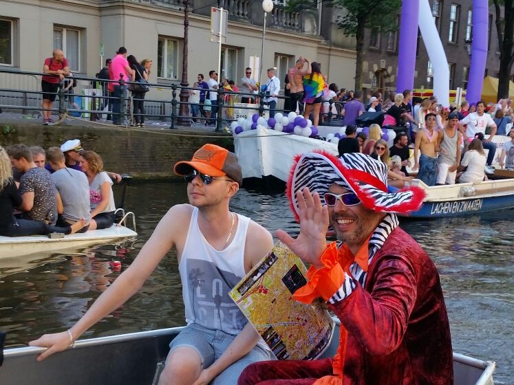 Sloep huren tijdens Gay Pride 2026 op de Amsterdamse grachten