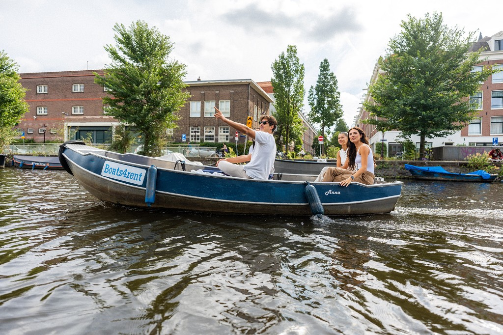 Boat rental Amsterdam without a license - electric sloop, no skipper
