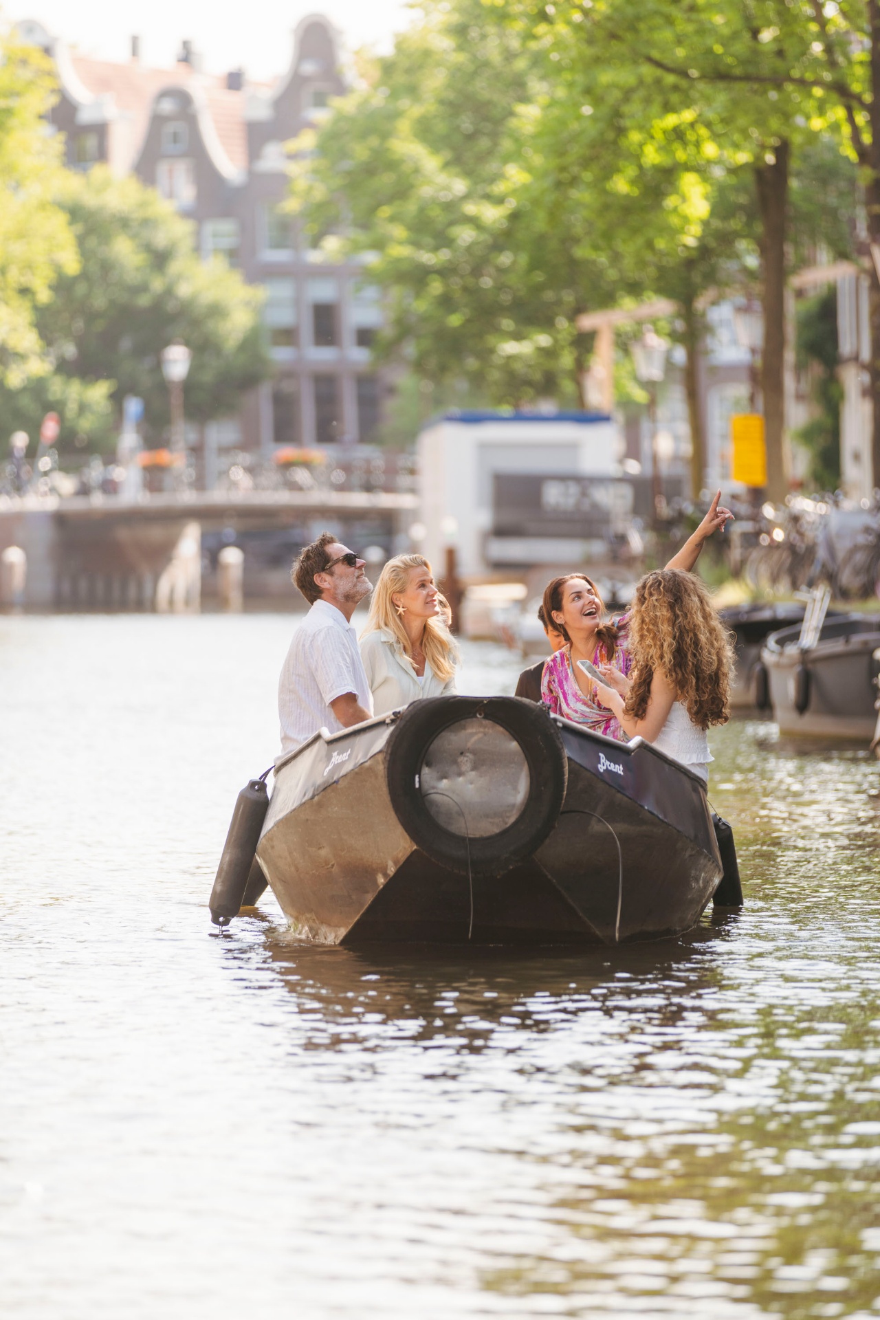 Electric boat Amsterdam - group discovering landmarks