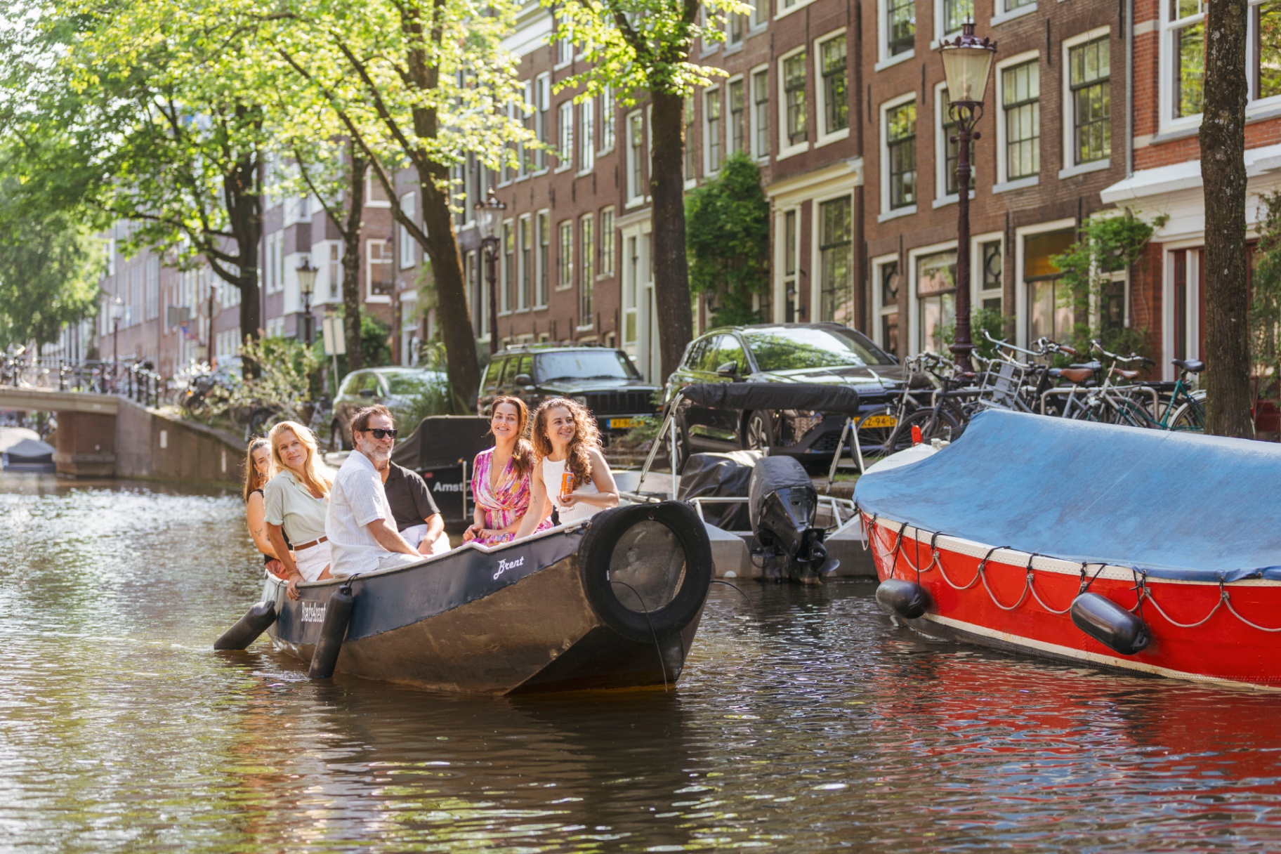 Family cruising in an electric boat through Amsterdam canals - Boats4rent