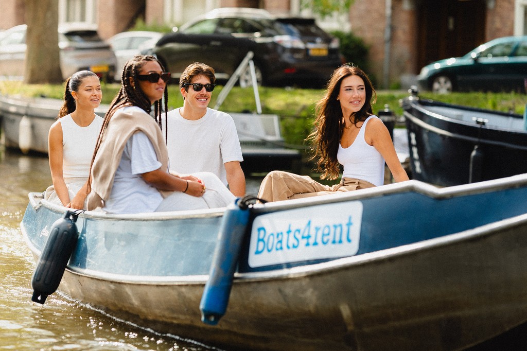 Friends sailing a Boats4rent boat through the Amsterdam canals